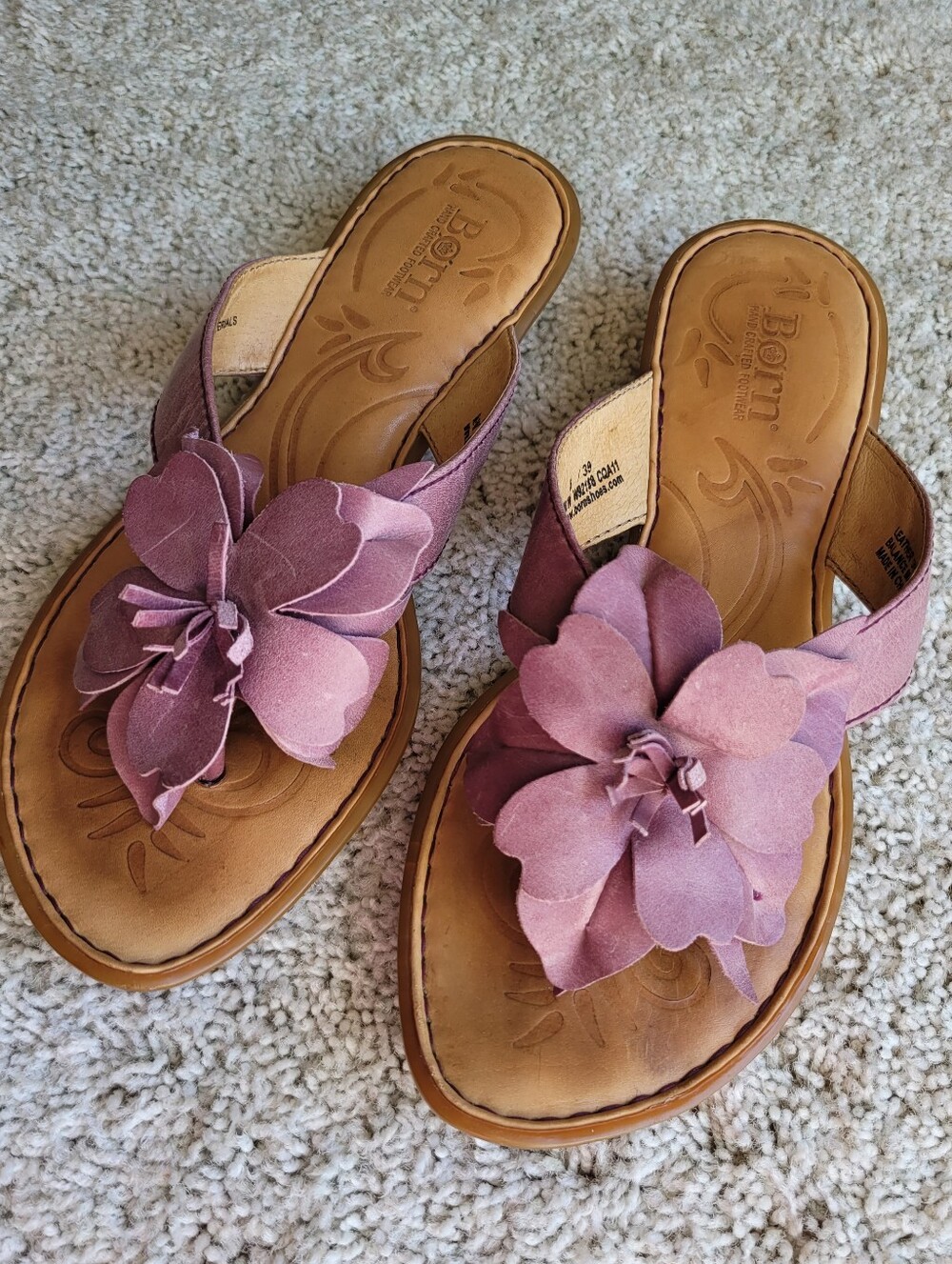 Born Women's Dusty Pink Floral Leather Thong Sandals Beautiul Shoe! 8